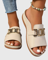 Damen Flat Mule-Sandalen mit breitem Riemen und Goldkettenornament in Creme