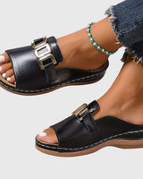 Damen Flat Mule-Sandalen mit breitem Riemen und Goldkettenornament in Schwarz