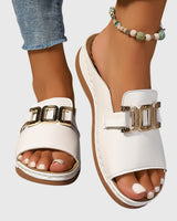 Damen Flat Mule-Sandalen mit breitem Riemen und Goldkettenornament in Weiß