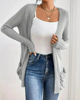 Damen Gerippte Langarm Strickjacke mit offener Front und gerafften Fronttaschen in Hellgrau