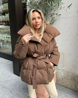 Damen Gesteppte Pufferjacke mit Gürtel breitem Kragen Brusttaschen und gerippten Bündchen in Braun