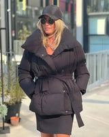 Damen Gesteppte Pufferjacke mit Gürtel breitem Kragen Brusttaschen und gerippten Bündchen in Schwarz