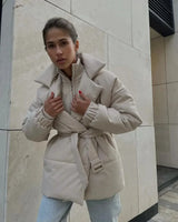 Damen Gesteppte Pufferjacke mit Gürtel breitem Kragen und gerippten Bündchen in Aprikose