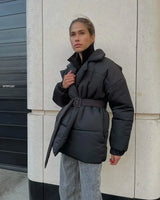 Damen Gesteppte Pufferjacke mit Gürtel breitem Kragen und gerippten Bündchen in Schwarz