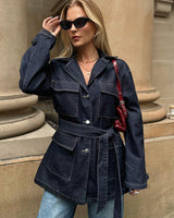 Damen Jeansjacke mit Gürtel und Brusttaschen in Dunkelblau