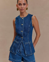 Damen Jeansset mit ärmelloser Weste mit Knopfleiste und Taschen sowie kurzer Hose mit hohem Bund in Blau