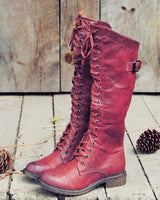 Emilia | Damen Kniehohe Schnürstiefel im Reitstil Profilsohle Wadenstiefel in Rot