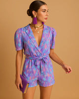 Damen Kurz-Jumpsuit mit Blumenmuster, V-Ausschnitt und Taillengürtel in Lila