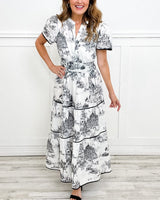 Damen Kurzarm Maxikleid mit Kerbausschnitt geraffter Taille Stufenrock und Druckmuster in Schwarz
