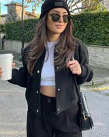 Damen Kurze Jacke mit Druckknopfverschluss und Elastischen Bündchen in Schwarz