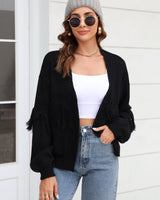 Damen Kurze Strickjacke mit Offener Front Fransenbesatz an den Ärmeln und Rippstrick Muster in Schwarz