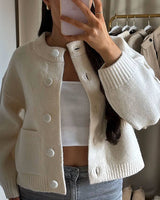 Damen Kurze Strickjacke mit Rundhalsausschnitt Knopfverschluss Zwei Taschen und Gerippten Bündchen in Weiß