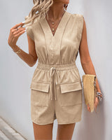 Damen Kurzer Jumpsuit mit V-Ausschnitt Kordelzug an der Taille und aufgesetzten Taschen in Beige