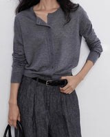Damen Langarm Strickjacke mit Rundkragen und durchgehender Knopfleiste in Grau