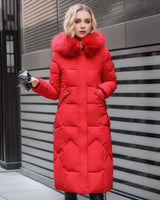Clara | Damen Langer Daunen-Steppmantel mit Kragen Fellkapuze Wintermantel in Rot