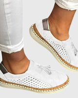 Damen Loafer mit Quaste auf dem Vorderblatt und Lochmuster an den Seiten in Weiß