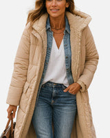 Frieda | Damen Longline Puffer Jacke mit Teddyfutter und Kapuze in Beige