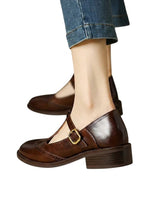 Damen Mary Jane Halbschuhe mit T-Riemen und Lochmuster in Braun