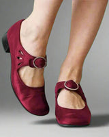 Damen Mary-Jane Schuhe mit Schnallenriemen und Ausschnitten in Dunkelrot