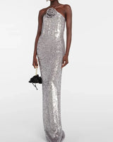 Damen Maxi Kleid mit Neckholder Ausschnitt Rosettenapplikation und Paillettenbesatz in Silber