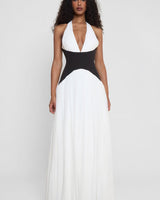 Damen Maxi Kleid mit Neckholder Ausschnitt schwarzem Taillenpanel und weißem Plisseerock in Weiß