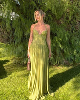 Damen Maxikleid mit Herzausschnitt und plissiertem Rockteil in Grün
