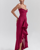 Damen Maxikleid mit Spaghettiträgern und Rüschensaum in Beerenrot
