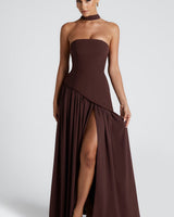 Damen Maxikleid trägerlos mit asymmetrischem Oberteil Beinschlitz und Schal am Hals in Braun