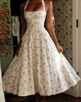 Damen Midi Kleid mit Herzausschnitt Neckholder Trägern Blumenmuster und A Linien Rock in Weiß mit Blumenmuster
