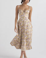 Damen Midikleid mit Herzausschnitt und breiten Trägern mit Ziernähten am Oberteil und Blumenmuster in Khaki