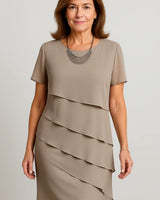 Damen Midikleid mit kurzen Ärmeln, Rundhalsausschnitt und asymmetrischen Lagen in Beige