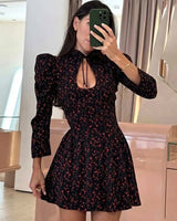 Damen Mini-Kleid mit Blumenmuster und Stehkragen mit Schnürung und Puffärmeln in Rot