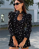 Damen Mini-Kleid mit Blumenmuster und Stehkragen mit Schnürung und Puffärmeln in Schwarz