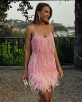 Damen Minikleid mit Spaghettiträgern V-Ausschnitt Paillettenbesatz und Federdetails am Saum in Rosa