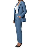 Damen-Outfit mit strukturierter Jacke und schmal geschnittener Hose in Blau