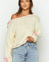 Damen Pullover mit weitem Bootsausschnitt und rosa Schleifendetails in Cremefarben