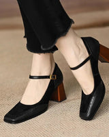 Damen Pumps mit eckiger Spitze und Riemenverschluss in Schwarz
