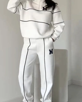 Damen Set mit Halbreißverschluss-Pullover und Jogginghose mit Kontraststreifen in Weiß