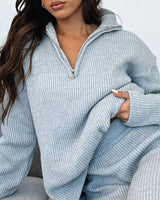 Damen-Set mit Reißverschluss-Pullover und Hose mit Rippenstruktur in Grau