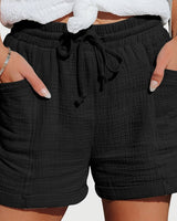 Damen Shorts mit elastischem Bund und Kordelzug sowie aufgesetzten Taschen und umgeschlagenen Säumen in Schwarz