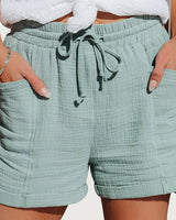 Damen Shorts mit elastischem Bund und Kordelzug sowie aufgesetzten Taschen und umgeschlagenen Säumen in Hellgrün
