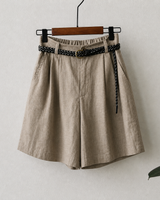 Damen Shorts mit hohem Bund, Falten, Gürtelschlaufen und Seitentaschen in Grau