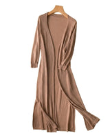 Damen-Strickjacke in langer Form mit offener Vorderseite und Seitenschlitzen in Braun