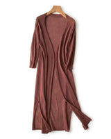 Damen-Strickjacke in langer Form mit offener Vorderseite und Seitenschlitzen in Kastanienbraun