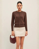 Damen Strickjacke mit Rundhalsausschnitt Knopfleiste und langen Ärmeln in Braun