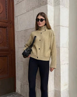 Damen Strickjacke mit Stehkragen Knopfleiste und langen Ärmeln in Beige