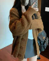Damen Strickjacke mit V-Ausschnitt Knopfleiste und Strukturiertem Strickmuster in Braun