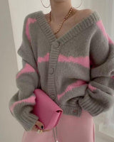 Damen-strickjacke mit v-ausschnitt knopfverschluss und streifen in Grau