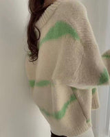 Damen-strickjacke mit v-ausschnitt knopfverschluss und streifen in Grün