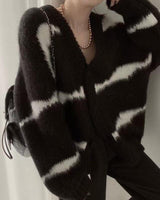 Damen-strickjacke mit v-ausschnitt knopfverschluss und streifen in Schwarz